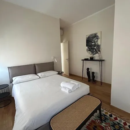 Elegant In The Heart Of * Bolonia
