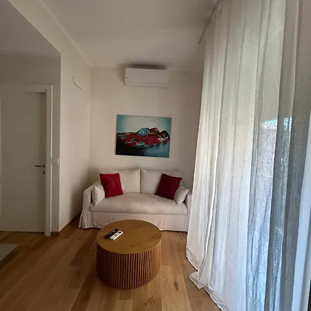 Elegant In The Heart Of * Bolonia