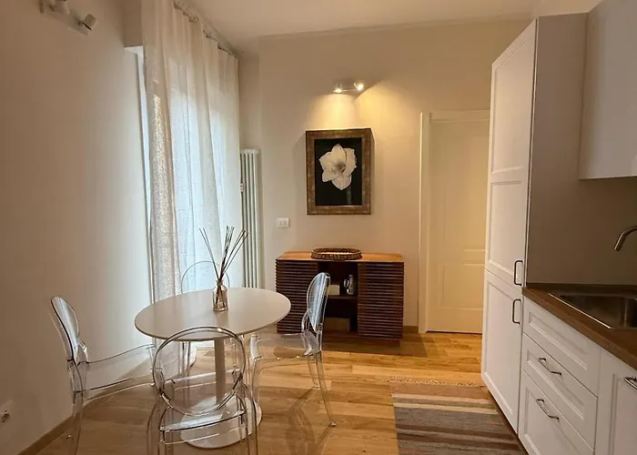 Elegant In The Heart Of * Bolonia